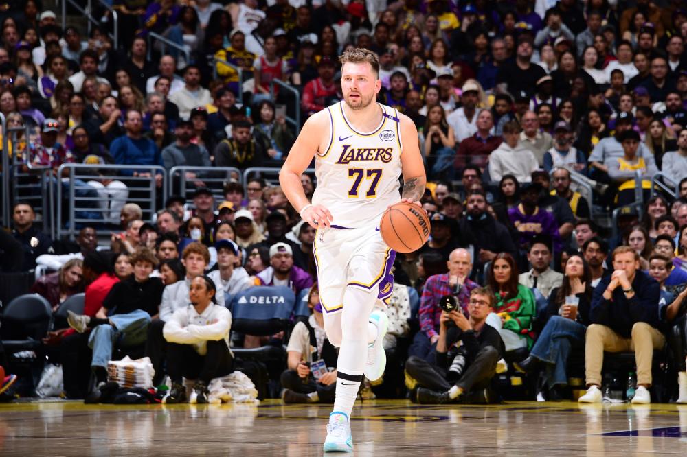 里夫斯14分7助攻＆艾顿10分，湖人半场轰出67分